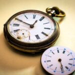 Antico orologio da tasca con dettagli raffinati, simbolo di un possibile tesoro nascosto.