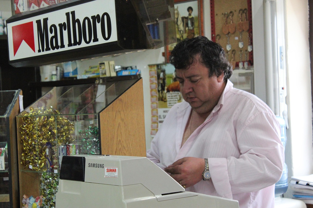 Giocatore felice con biglietto Gratta e Vinci vincente in un tabacchi.