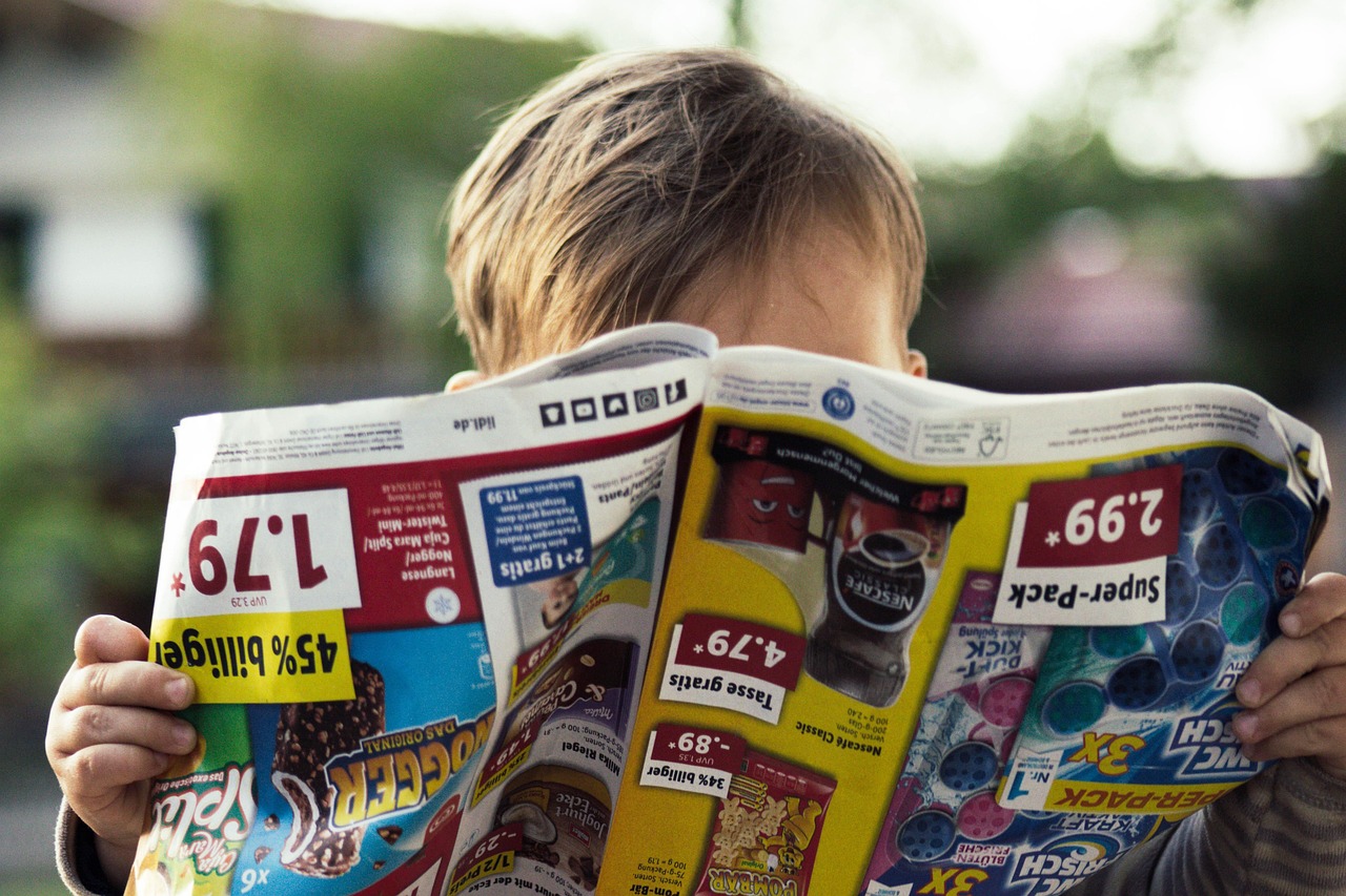 Immagine di un edicola con giornali e riviste, simbolo del bonus per l'acquisto di stampa cartacea.