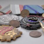 Medaglie sportive vintage in esposizione, simbolo di valore collezionistico e storie da raccontare.