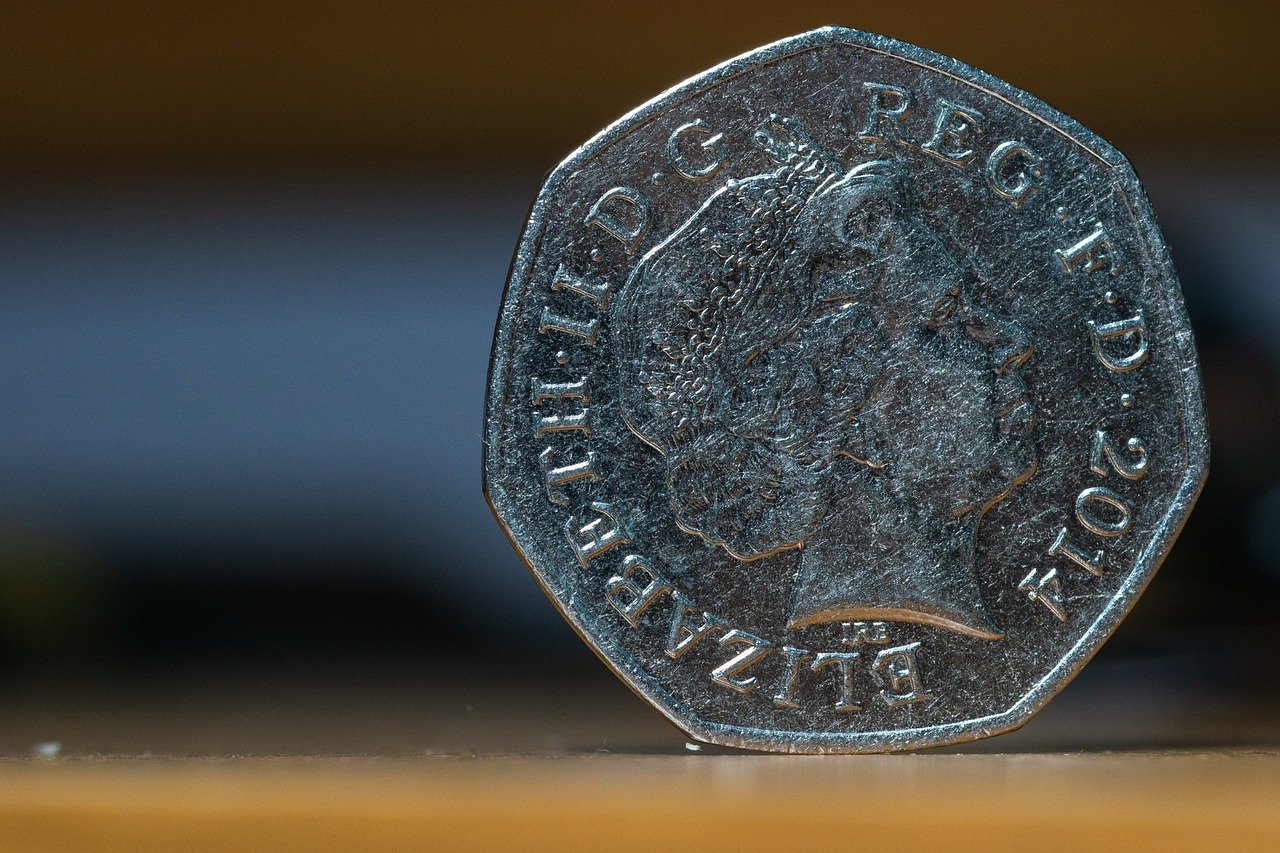 Moneta con il toro, simbolo di valore e rarità, in primo piano su sfondo neutro.