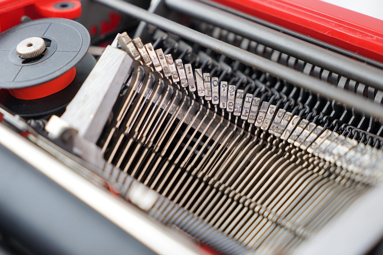 Macchina da scrivere Olivetti Lettera 22 su un tavolo, simbolo di design e storia della scrittura.