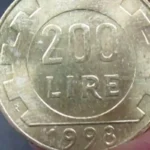 Moneta da 500 Lire bimetalliche italiana su sfondo bianco, simbolo di collezionismo e valore storico.