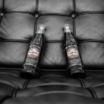 Bottiglia di Coca-Cola anni '80, valore attuale oltre 400 euro, esposta su sfondo neutro.