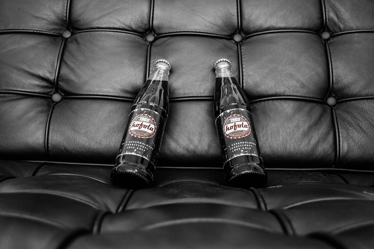 Bottiglia di Coca-Cola anni '80, valore attuale oltre 400 euro, esposta su sfondo neutro.