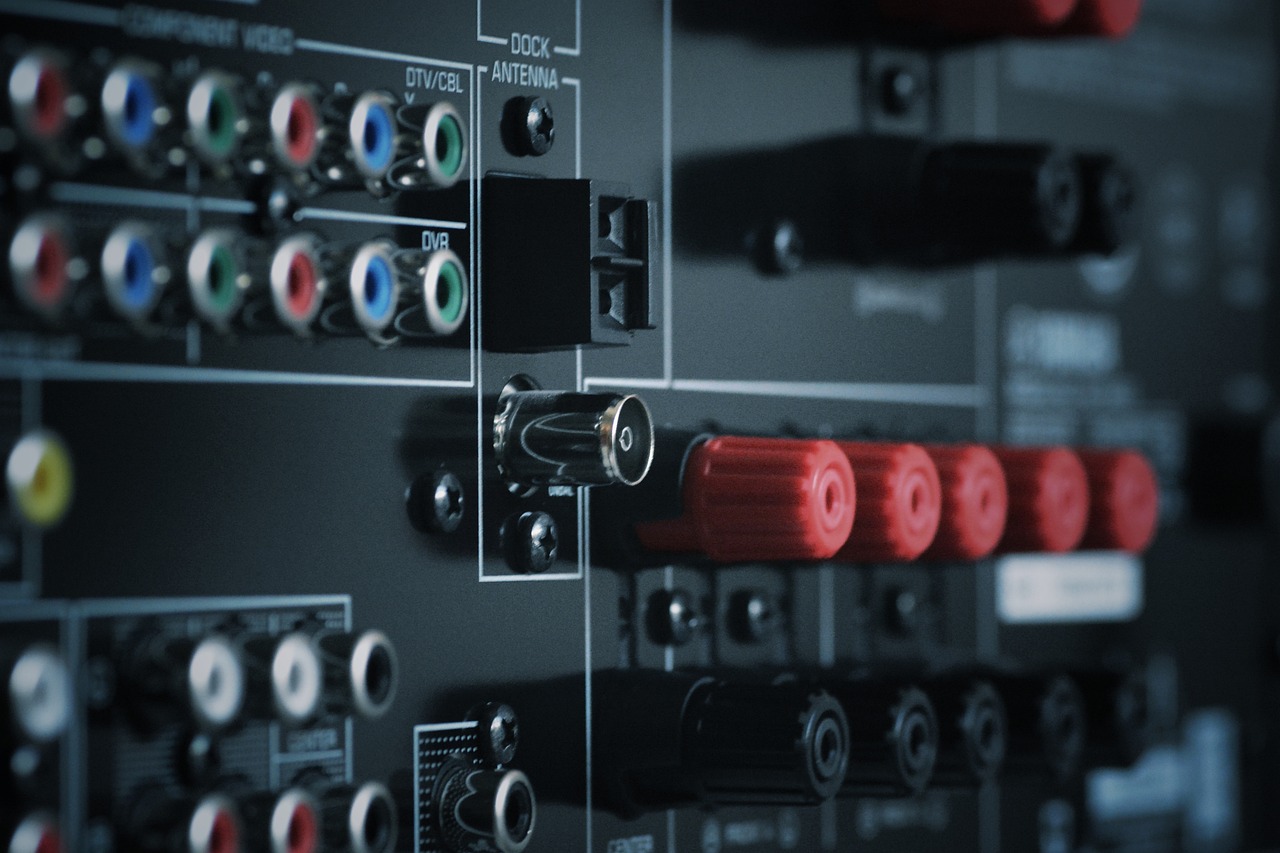 Immagine di un televisore con un segnale audio chiaro e nitido, rappresentando miglioramenti audio sul digitale terrestre.