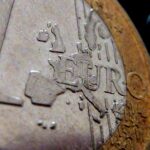 Moneta da 2 euro con errore di stampa, esemplare raro e prezioso per i collezionisti.