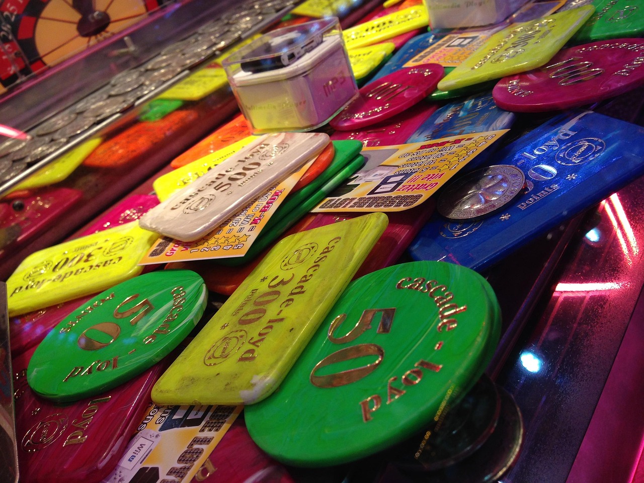 Un vincitore mostra un gratta e vinci appena scoperto con un sorriso entusiasta.