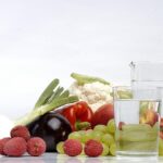 Alimenti freschi e salutari per combattere la ritenzione idrica, come cetrioli e anguria.