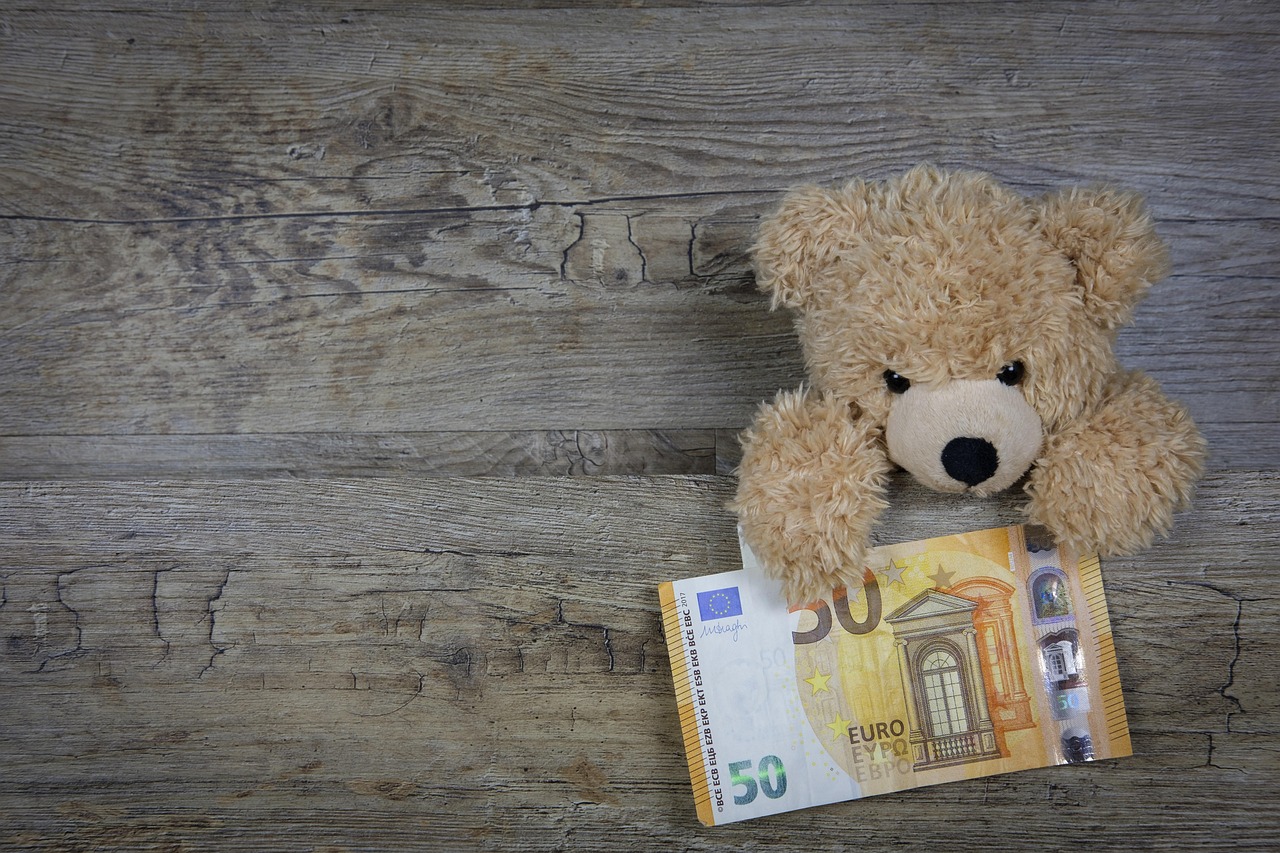 Immagine che illustra la donazione di un immobile ai figli con riferimenti a tasse e rischi legali.