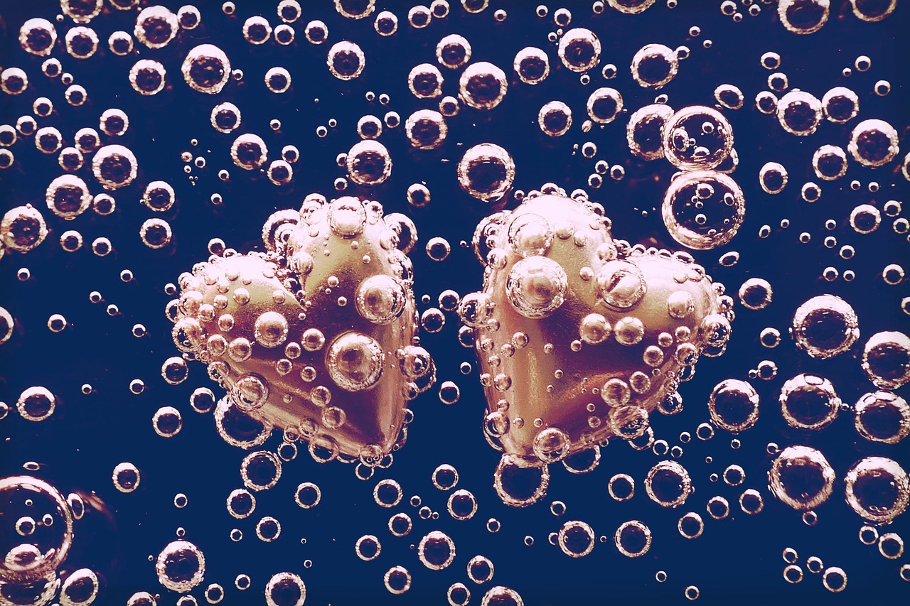 Due pesci che nuotano insieme in un acquario, simboleggiando l'amore e le relazioni dell'Acquario.