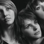 Giocatore di Affari Tuoi con busta in mano e pubblico entusiasta sullo sfondo.