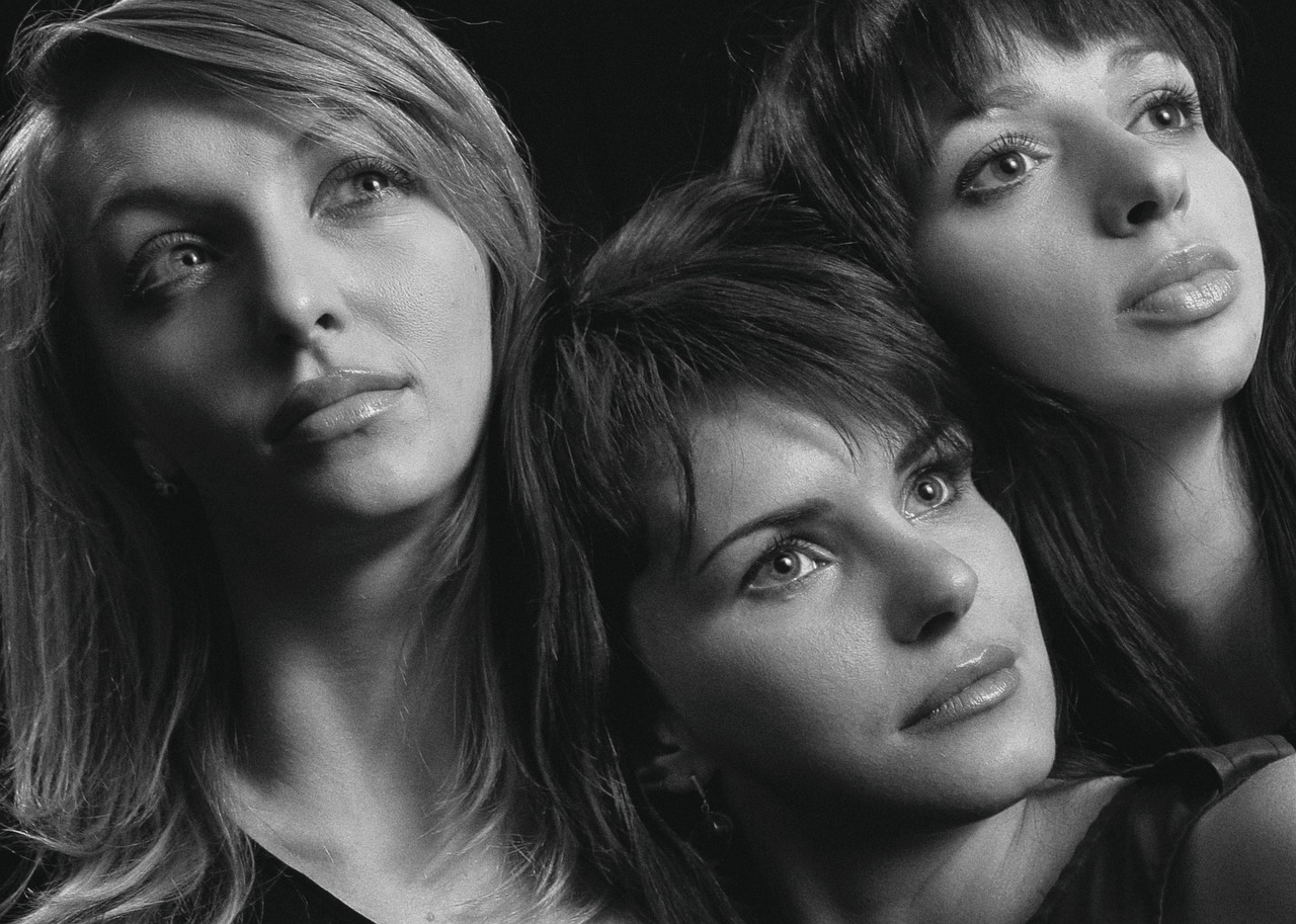 Giocatore di Affari Tuoi con busta in mano e pubblico entusiasta sullo sfondo.