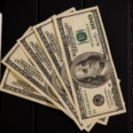 Uomo sorride mentre controlla il saldo del conto bancario con un bonifico di 3600€ per la Legge 104.