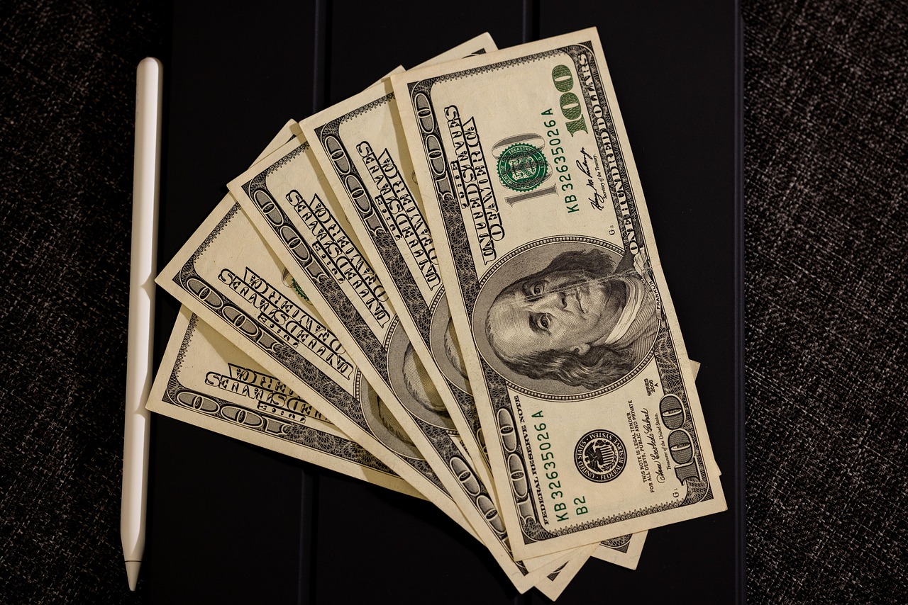 Uomo sorride mentre controlla il saldo del conto bancario con un bonifico di 3600€ per la Legge 104.