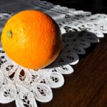 Centrino vintage ricamato, simbolo del valore artigianale delle tradizioni familiari.