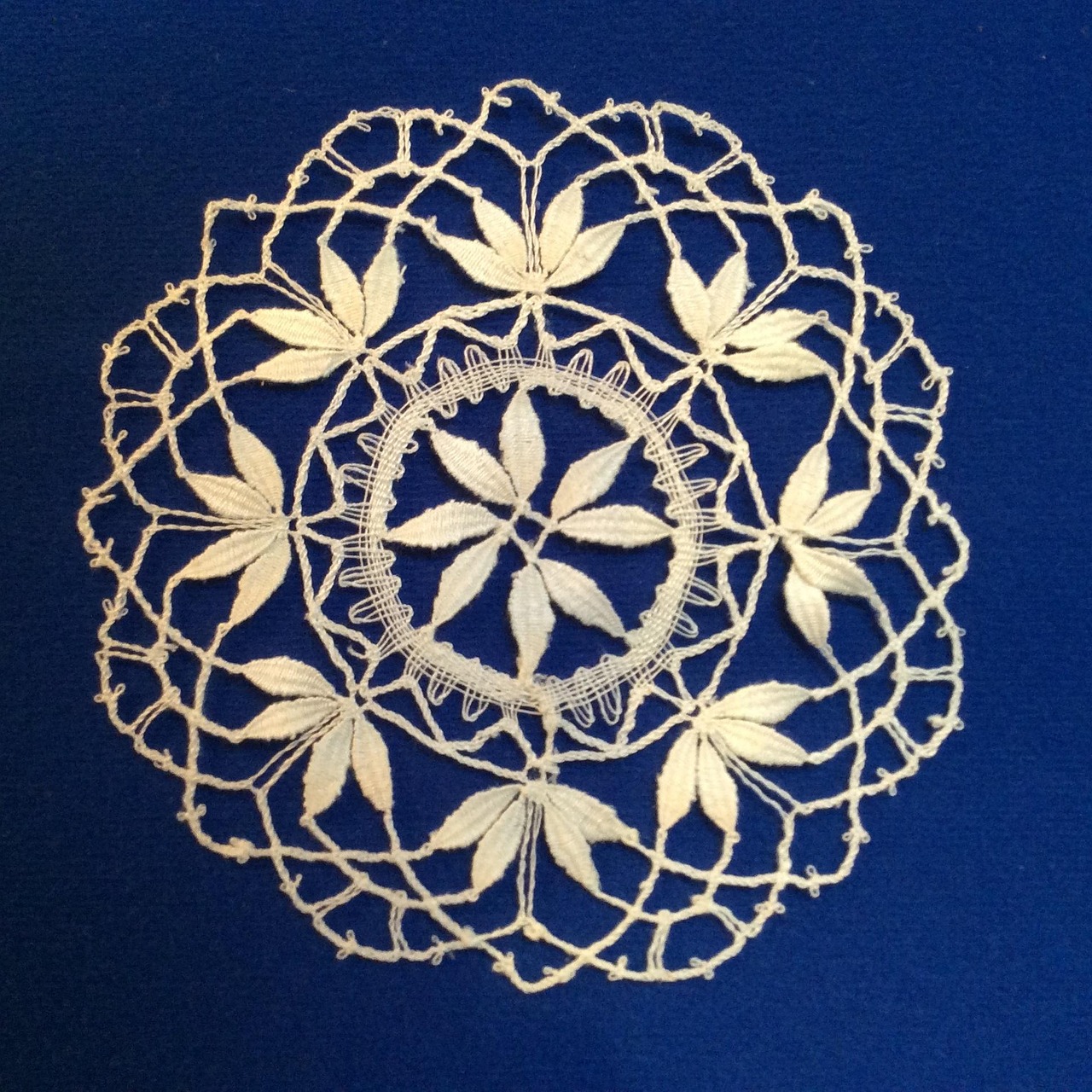 Centrini vintage della nonna disposti ordinatamente in un cassetto di legno.