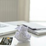 Carta scaduta dimenticata in un cassetto con simboli di avviso e rischio