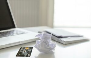 Carta scaduta dimenticata in un cassetto con simboli di avviso e rischio