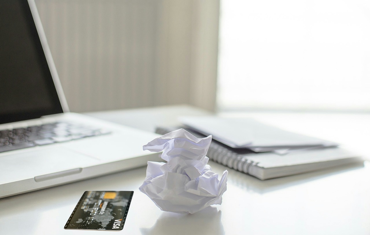 Carta smagnetizzata con evidenza dei segni di malfunzionamento e suggerimenti per la risoluzione.