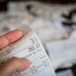 Cedolino pensione con evidenziati errori comuni da evitare nel controllo.