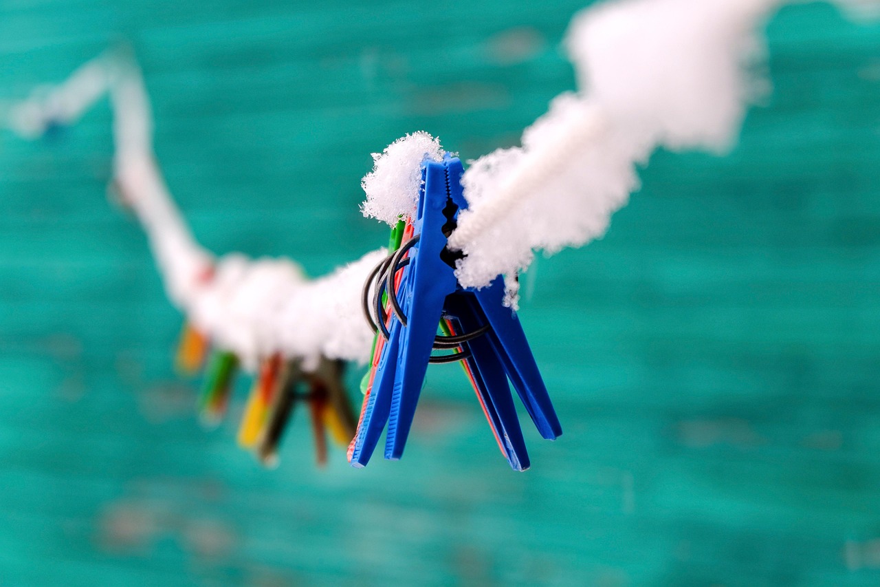 Asciugatrice tradizionale con bucato appeso in inverno, suggerimenti della nonna per un'asciugatura efficace.