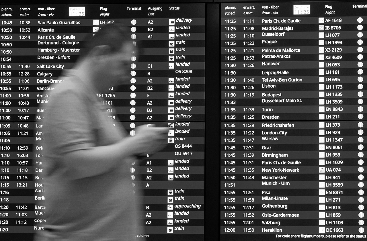Immagine di un aereo in volo con un simbolo di avvertimento, rappresentante i rischi di un'app per prenotare voli.