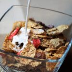 Cereali colorati in una ciotola, con focus sugli ingredienti poco salutari.