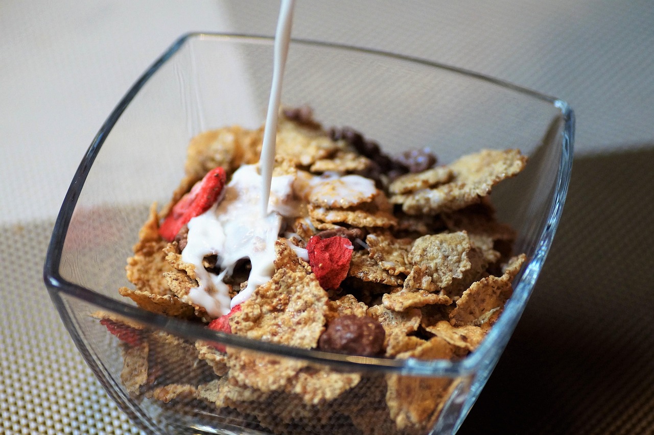 Cereali colorati in una ciotola, con focus sugli ingredienti poco salutari.