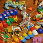 Sorpresine Kinder anni '90: collezione di giocattoli iconici e rari in esposizione.