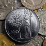 100 lire del 1977 con errore di conio, esemplare raro valutato oltre 900 euro.